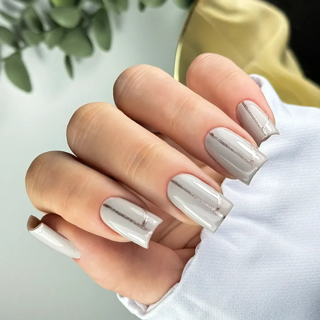 „Shadow” – czyli jak szarość przejmuje główną rolę w manicure na 2025 rok - Modena Nails