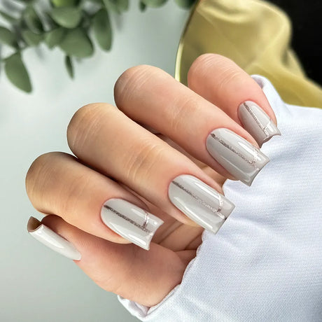 „Shadow” – czyli jak szarość przejmuje główną rolę w manicure na 2025 rok